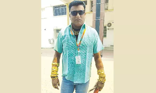 தேர்தல் அதிகாரிகள் பறிமுதல் செய்த ரூ.68 ஆயிரத்தை பெற 2¼ கிலோ நகைகளை அணிந்து வந்த தொழில் அதிபர்