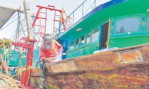 மீன்பிடி தடைக்காலம் அமல் : நாகையில் விசைப்படகுகள் பழுது நீக்கும் பணி தீவிரம்