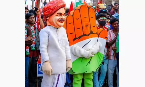 காங்கிரஸ் பிரசாரத்தில் ராஜசேகர ரெட்டி பொம்மைகள்
