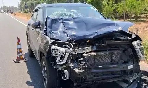 திண்டுக்கல் அருகே பைக் மீது கார்கள் மோதியதில் 2 பேர் சம்பவ இடத்திலேயே பலி