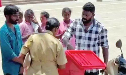 போலீசார்- துப்புரவு பணியாளர்களுக்கு தேடி சென்று குளிர்பானம் வழங்கும் சமூக ஆர்வலர்