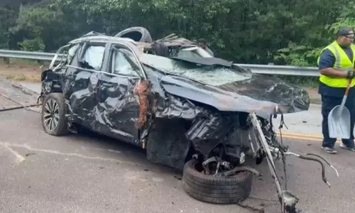 அதிவேக பயணம்- 20 அடி உயரத்திற்கு பறந்த கார் மரத்தில் மோதி விபத்து: 3 இந்தியப் பெண்கள் பலி