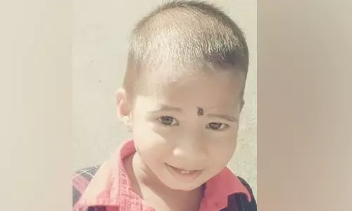 மயிலம் அருகே டிராக்டர் மீது லாரி மோதியதில் 3 வயது குழந்தை பலி