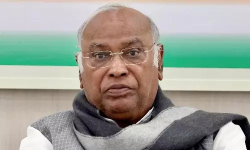 அமேதி, ரேபரேலி வேட்பாளர்களுக்காக இன்னும் சில நாட்கள் பொறுத்திருங்கள்: கார்கே