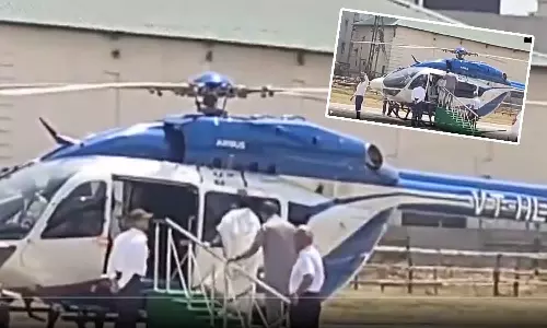 ஹெலிகாப்டரில் நிலை தடுமாறி விழுந்த மம்தா பானர்ஜி