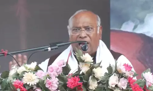 மோடி, அமித் ஷா ஆகிய இருவரும் விற்பனையாளர்கள்: கார்கே கடும் தாக்கு