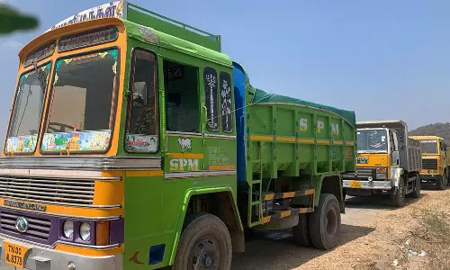 டிப்பர் லாரிகளை சிறை பிடித்து பொதுமக்கள் போராட்டம்