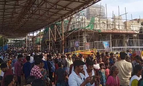 திருச்செந்தூர் கோவிலில் குவிந்த பக்தர்கள்: 4 மணி நேரம் காத்திருந்து தரிசனம்