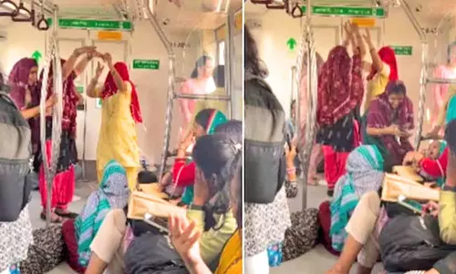 மெட்ரோ ரெயிலுக்குள் குழுவாக சேர்ந்து நடனமாடிய  பெண்கள்