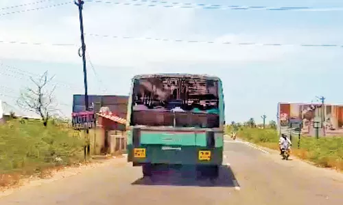 மீண்டும் சர்ச்சையை கிளப்பும் சம்பவம்: பின்பக்க கண்ணாடி இன்றி திறந்த நிலையில் இயங்கும் அரசு பஸ்