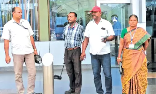 திருச்சி விமான நிலையத்திற்கு வெடிகுண்டு மிரட்டல்- நிபுணர்களுடன் போலீசார் அதிரடி சோதனை