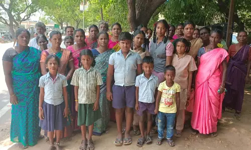 உயர்நிலை பள்ளியை மூட எதிர்ப்பு தெரிவித்து கலெக்டர் அலுவலகத்தில் திரண்ட மாணவர்கள்-பொதுமக்கள்