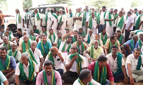 மும்முனை மின்சாரம் வழங்க கோரி திருப்பூரில் விவசாயிகள் போராட்டம்