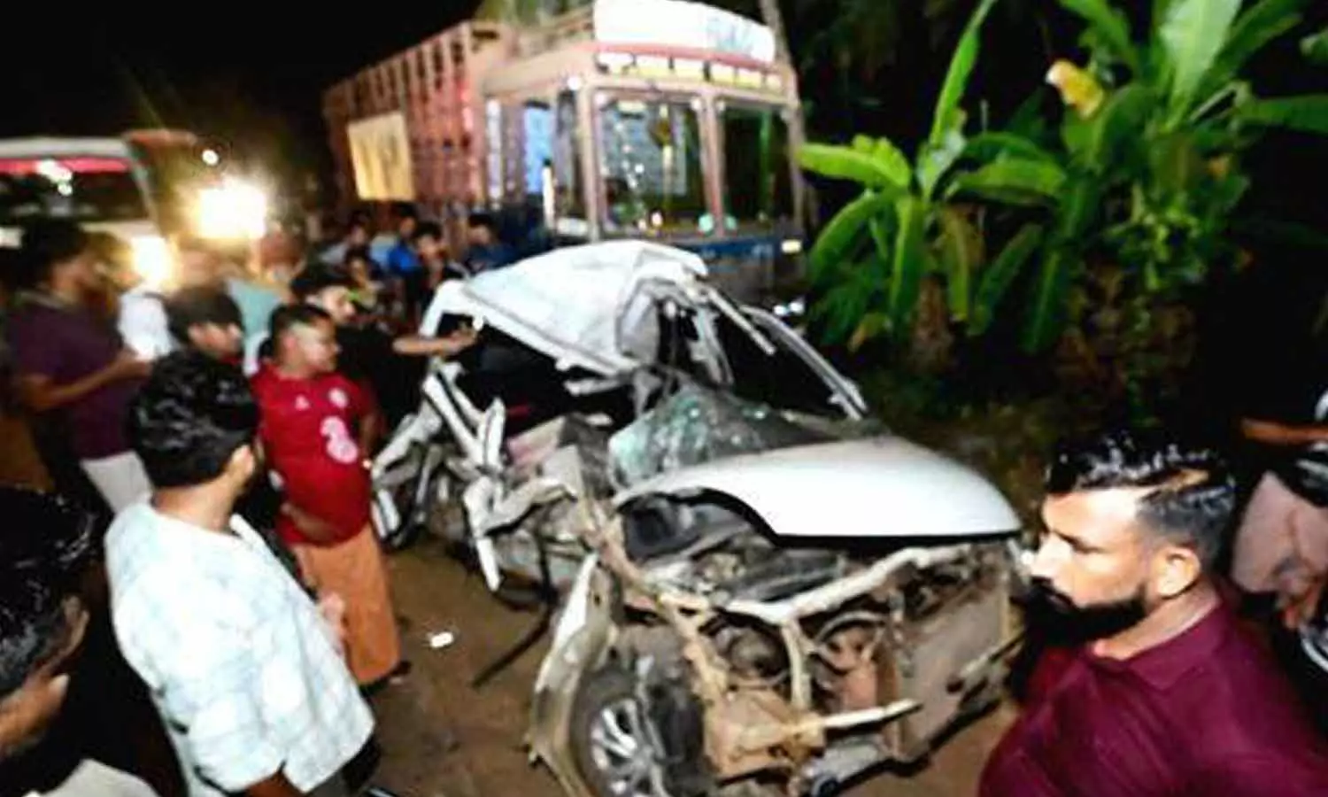 கார்-லாரி நேருக்குநேர் மோதல்: சிறுவன் உள்பட 5 பேர் பலி கார்-லாரி நேருக்குநேர் மோதல்: சிறுவன் உள்பட 5 பேர் பலி