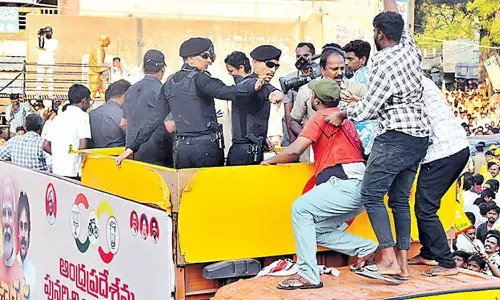 சந்திரபாபு நாயுடு வாகனத்தில் ஏறிய மர்ம நபர்கள் தேர்தல் பிரசாரத்தில் பரபரப்பு