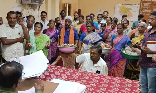 பல்லடம் தாலுகா அலுவலகத்திற்கு குப்பைகளுடன் மனு கொடுக்க வந்த பொதுமக்களால் பரபரப்பு