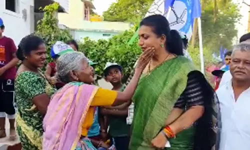 பிரசாரத்தில் ரோஜாவின் கன்னம் கிள்ளி நலம் விசாரித்த மூதாட்டி