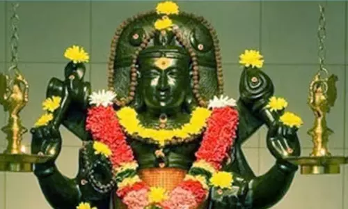 குருவை எப்படி நின்று வழிபட வேண்டும்?