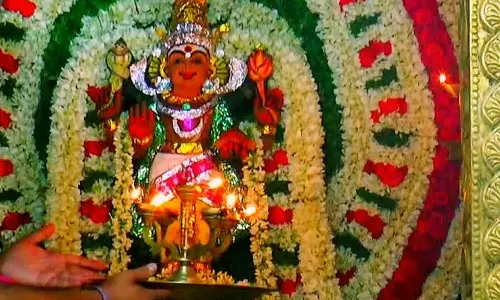 குரு பகவான் தனி சன்னதியில் விளங்கும் திருத்தேன் குடித்திட்டை