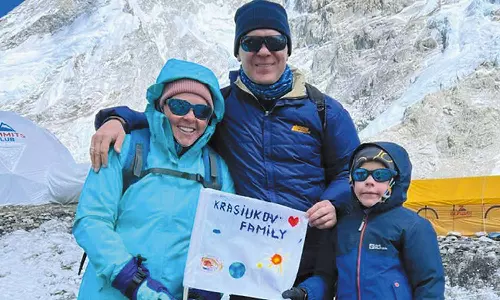 எவரெஸ்ட் மலையின் 18 ஆயிரம் அடி உயரத்தை அடைந்து துபாயில் வசிக்கும் 6 வயது சிறுவன் சாதனை