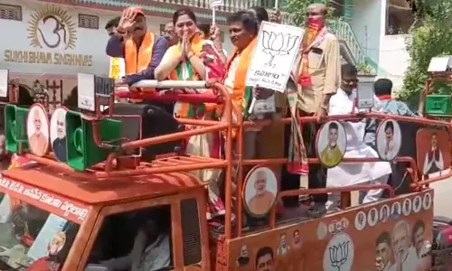 பிரசாரத்தில் 50 பேர் கூட இல்லை- சமூக வலைதளங்களில் கேலிக்கு ஆளான குஷ்பு