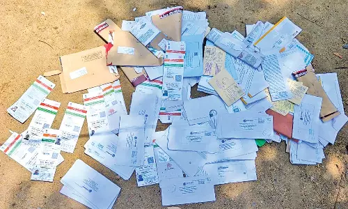 லால்குடி அருகே பூவாளூரில் ரோட்டில் வீசப்பட்ட ஆதார் கார்டுகள்