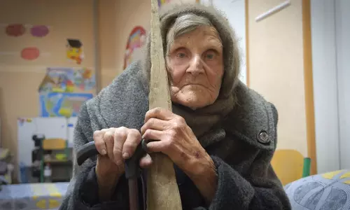 குண்டு வீச்சுக்கு மத்தியில் 10 கி.மீ. நடந்து உக்ரைனுக்கு தப்பி வந்த 98 வயது மூதாட்டி