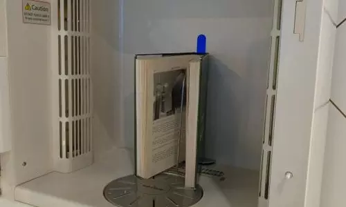 புத்தகங்களை பாதுகாக்க நவீன ஃபிரிட்ஜ் ஏற்பாடு