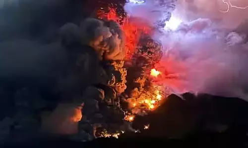 எரிமலை வெடிப்பு எதிரொலி- இந்தோனேசியாவில் சர்வதேச விமான நிலையங்கள் மூடல்