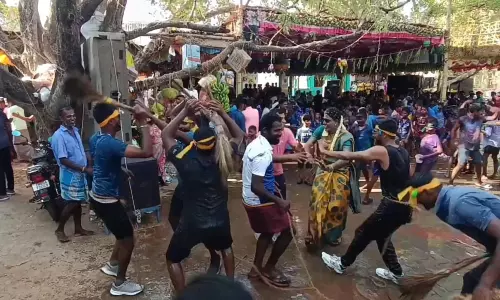 துடைப்பத்தால் அடித்து நேர்த்திக்கடன் செலுத்தும் வினோத திருவிழா