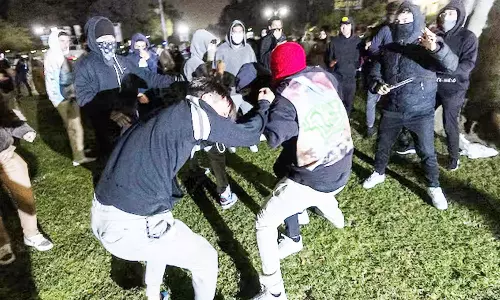 அமெரிக்காவில் இஸ்ரேலுக்கு எதிராக போராட்டம்: கல்லூரி மாணவர்கள் மீது எதிர்ப்பாளர்கள் தாக்குதல்