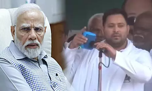 மோடியின் கடந்தகால தேர்தல் வாக்குறுதிகளை ஸ்பீக்கரில் ஒலிபரப்பி பிரச்சாரம் செய்த தேஜஸ்வி யாதவ்