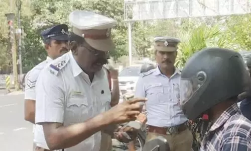 சென்னையில் வாகன நம்பர் பிளேட்களில் ஸ்டிக்கர் ஒட்டியதாக ஒரே நாளில் 471 வழக்குகள் பதிவு