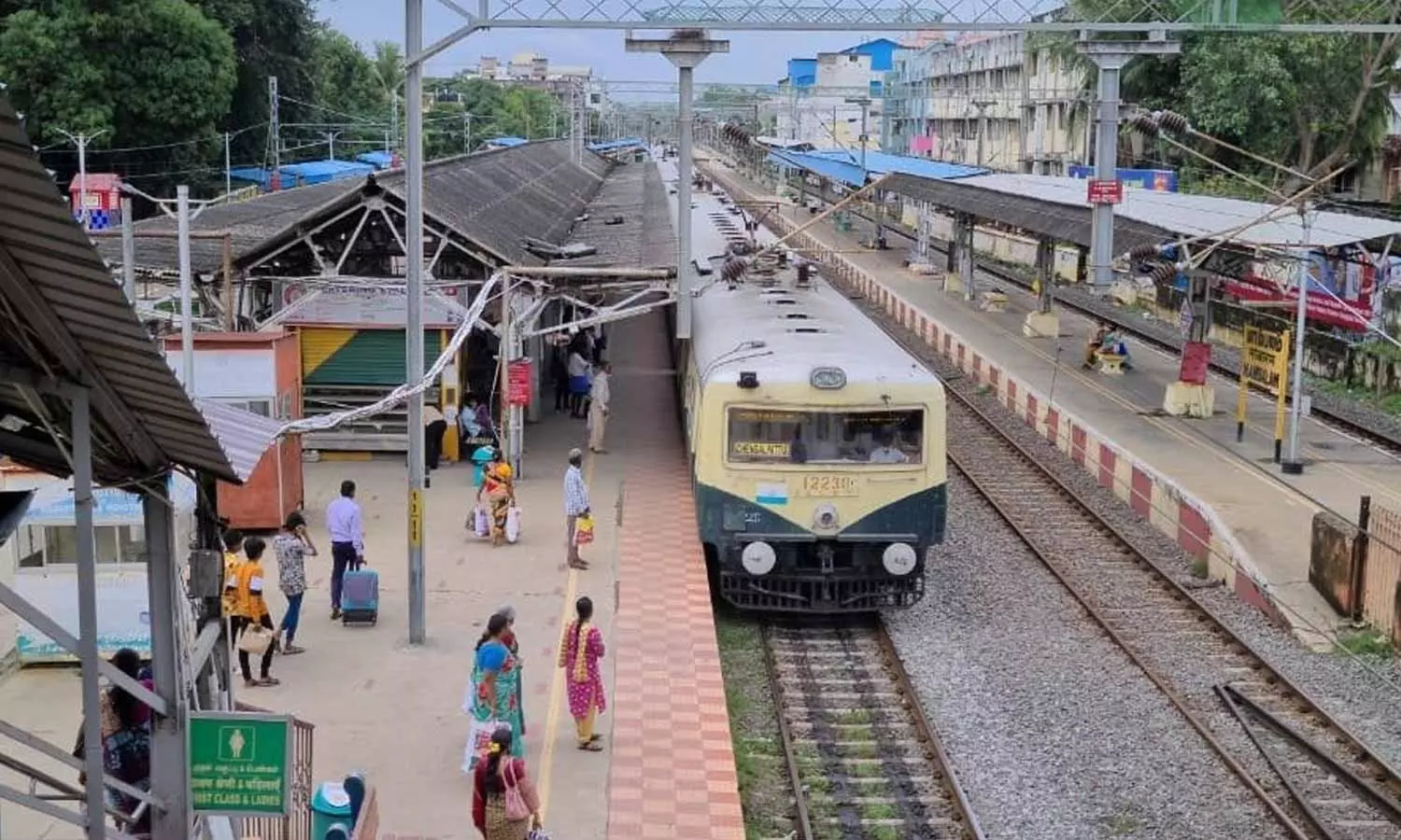 ஆபத்தில் சிக்கியவரை காப்பாற்ற அபாய சங்கிலியை இழுத்தவர் தெறித்து ஓட்டம்- உதவி செய்பவர்களுக்கு உதவாத ரெயில்வே சட்டம் ஆபத்தில் சிக்கியவரை காப்பாற்ற அபாய சங்கிலியை இழுத்தவர் தெறித்து ஓட்டம்- உதவி செய்பவர்களுக்கு உதவாத ரெயில்வே சட்டம்