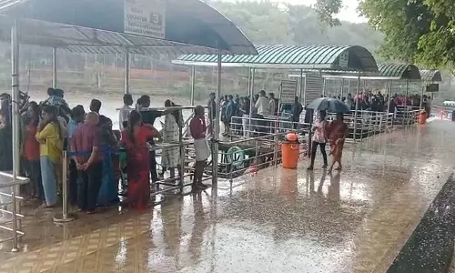 ஏற்காட்டில் திடீரென பெய்த கோடை மழை- சுற்றுலா பயணிகள் மகிழ்ச்சி