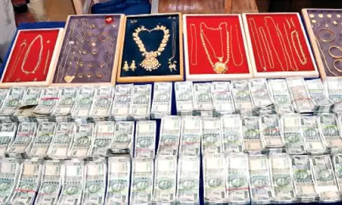 ஆடையில் ரகசிய பைகள் அமைத்து பணம்-நகை கடத்தல்