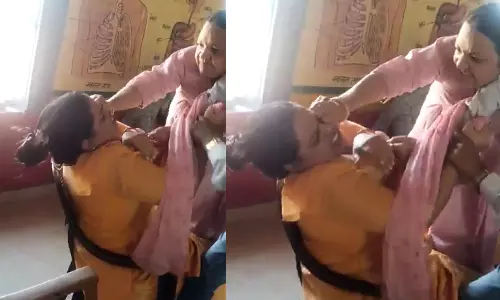 ஸ்கூலுக்கு ஏன் லேட்? ஆசிரியை-தலைமை ஆசிரியை சண்டையிட்ட வீடியோ வைரல்