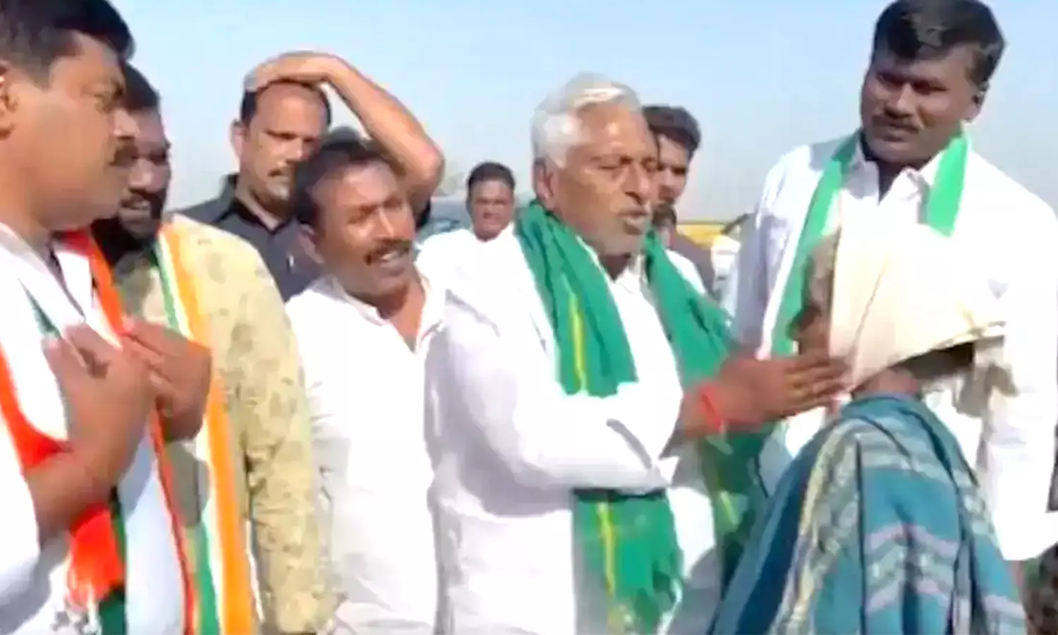 மூதாட்டியை கன்னத்தில் அறைந்த காங்கிரஸ் வேட்பாளர்: வீடியோவால் பரபரப்பு மூதாட்டியை கன்னத்தில் அறைந்த காங்கிரஸ் வேட்பாளர்: வீடியோவால் பரபரப்பு