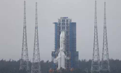 நிலவில் இருந்து மாதிரிகளை சேகரிக்க செயற்கைக்கோள் அனுப்பிய சீனா