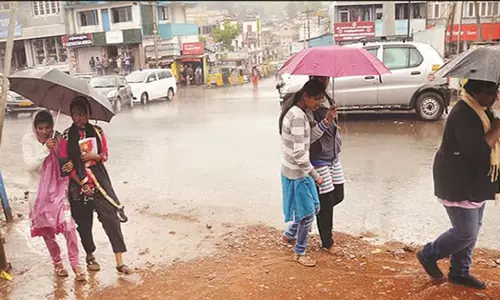 ஊட்டியில் கொட்டி தீர்த்த மழை: மக்கள் மகிழ்ச்சி