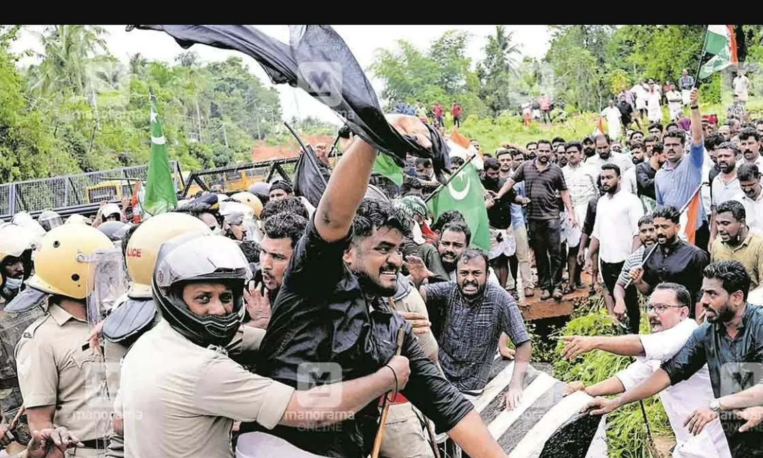 கேரளாவில் இளைஞர் காங்கிரசார் போராட்டத்தால் பரபரப்பு