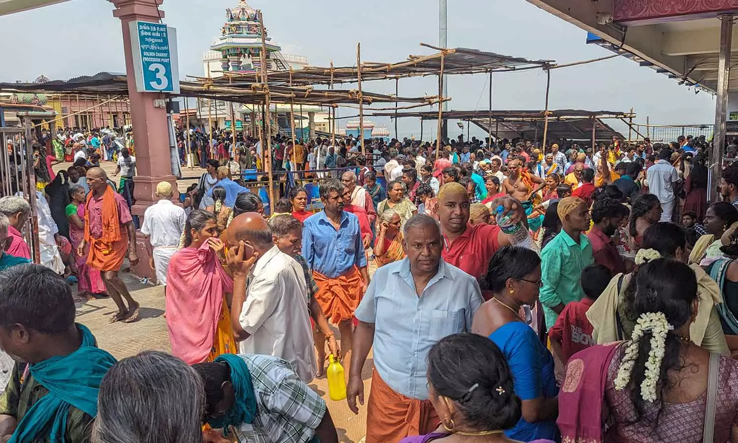 தொடர் விடுமுறையால் பழனியில் அலைமோதிய பக்தர்கள் கூட்டம் தொடர் விடுமுறையால் பழனியில் அலைமோதிய பக்தர்கள் கூட்டம்
