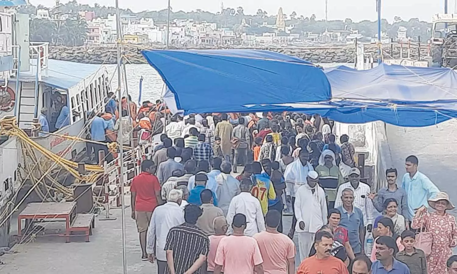 கன்னியாகுமரியில் சுற்றுலா பயணிகள் வசதிக்காக படகுத்துறையில் கூடாரம்