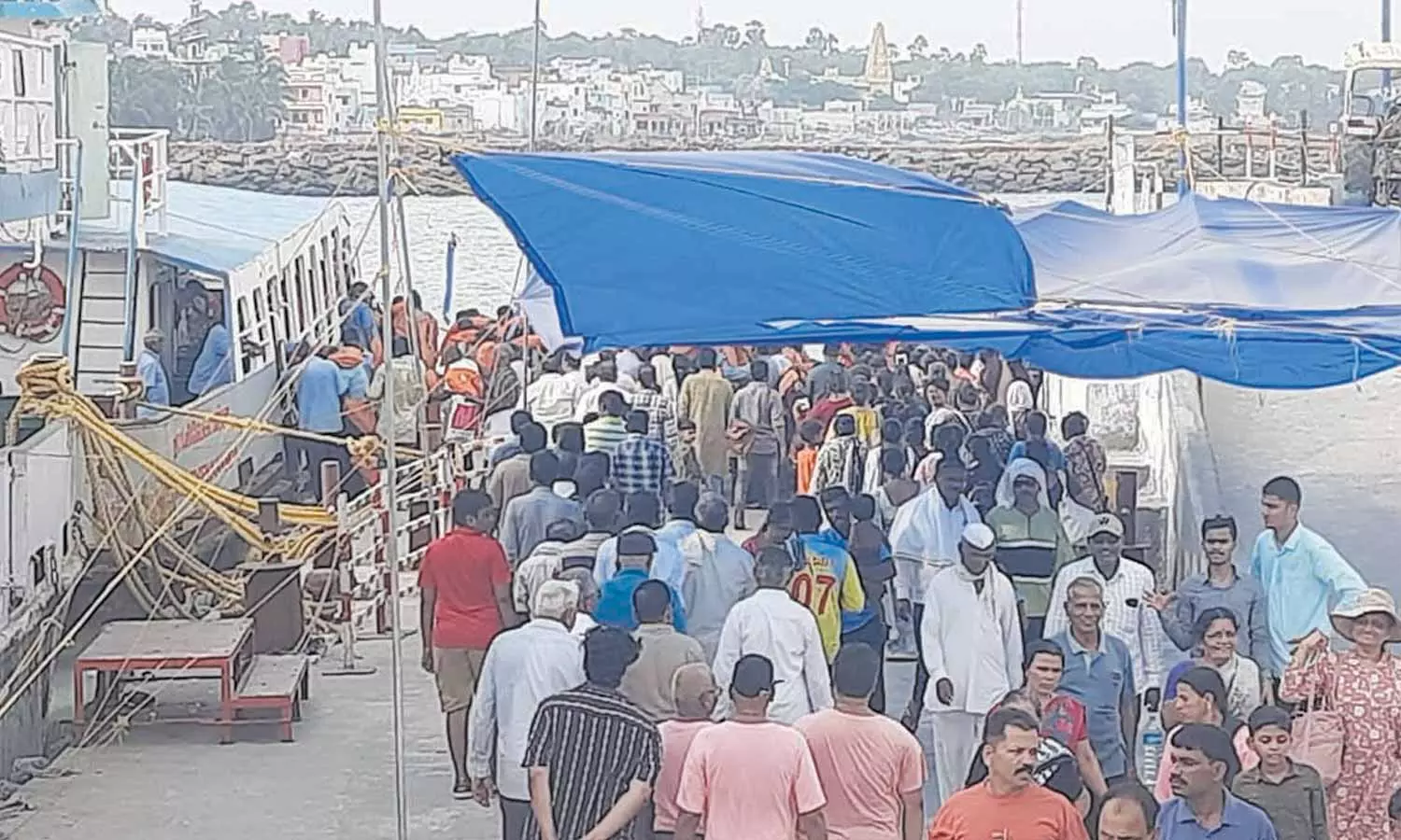 கன்னியாகுமரியில் சுற்றுலா பயணிகள் வசதிக்காக படகுத்துறையில் கூடாரம் கன்னியாகுமரியில் சுற்றுலா பயணிகள் வசதிக்காக படகுத்துறையில் கூடாரம்