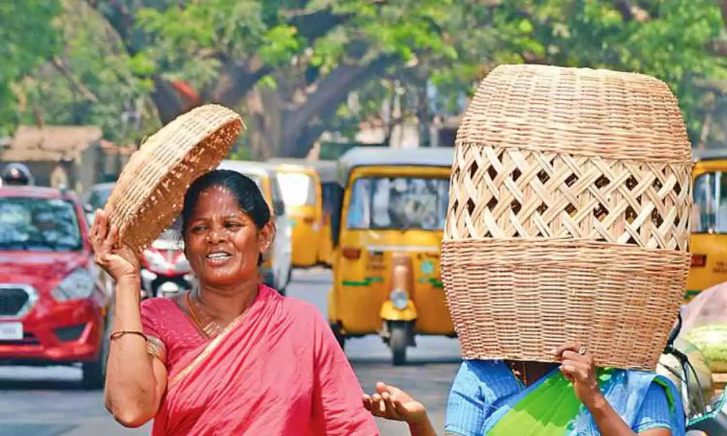 தமிழ்நாட்டில் இன்று அதிகபட்சமாக கரூர் பரமத்தியில் 110.84 டிகிரி வெயில் சுட்டெரித்தது