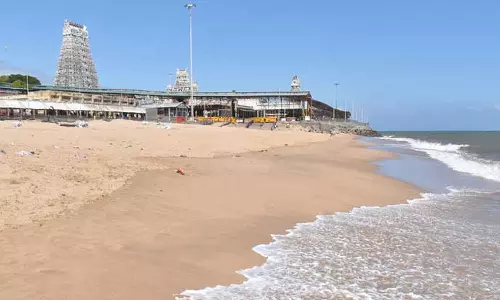 கடல் சீற்றம் காரணமாக திருச்செந்தூர் கடலில் குளிக்க போலீசார் தடை