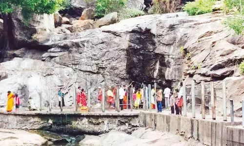 கோடை வெப்பத்தின் தாக்கத்தால் வறண்டு போன பஞ்சலிங்க அருவி