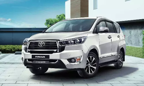 இந்தியாவில் அறிமுகமான இன்னோவா புது வேரியண்ட் - என்னென்ன ஸ்பெஷல் தெரியுமா?