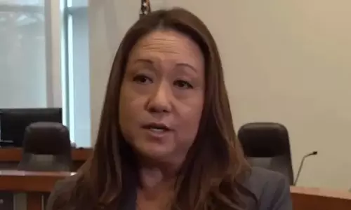 மகளுக்காக கைதட்டாததால் மாணவர்களை மிரட்டிய கல்வி அதிகாரி பணி நீக்கம்