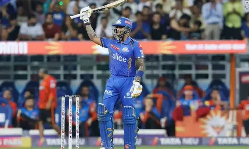 சூர்யகுமார் யாதவ் அதிரடி சதம்- 7 விக்கெட் வித்தியாசத்தில் ஐதராபாத்தை வீழ்த்தியது மும்பை